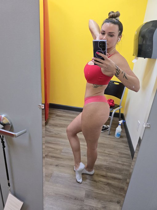 Watch Ashley ❤️‍🔥's leaked NSFW photo on TwXstars