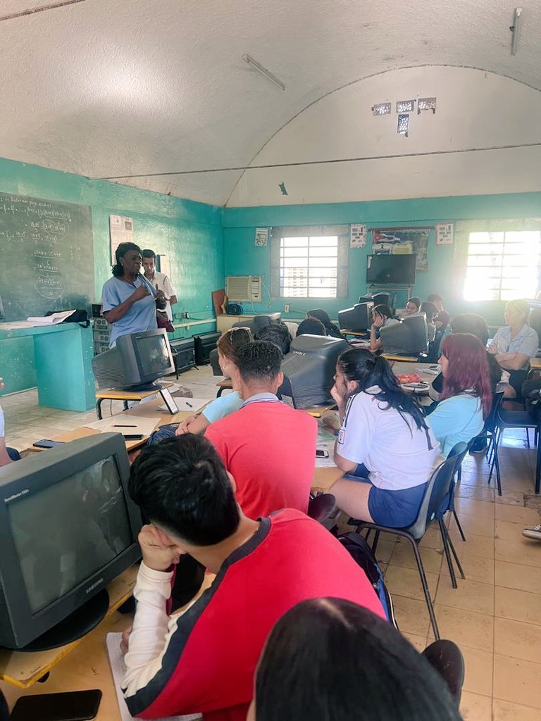 mayelinmlapppm1's tweet photo. En #EducaciónMayabequeMelena continuamos fortaleciendo la preparación en temas relacionados con el embarazo en la adolescencia, adicciones su impacto en la salud así como las conductas e indisciplinas sociales.
#PorUnaEducaciónDeCalidad
#CubaMined https://t.co/6K63ETeXw1