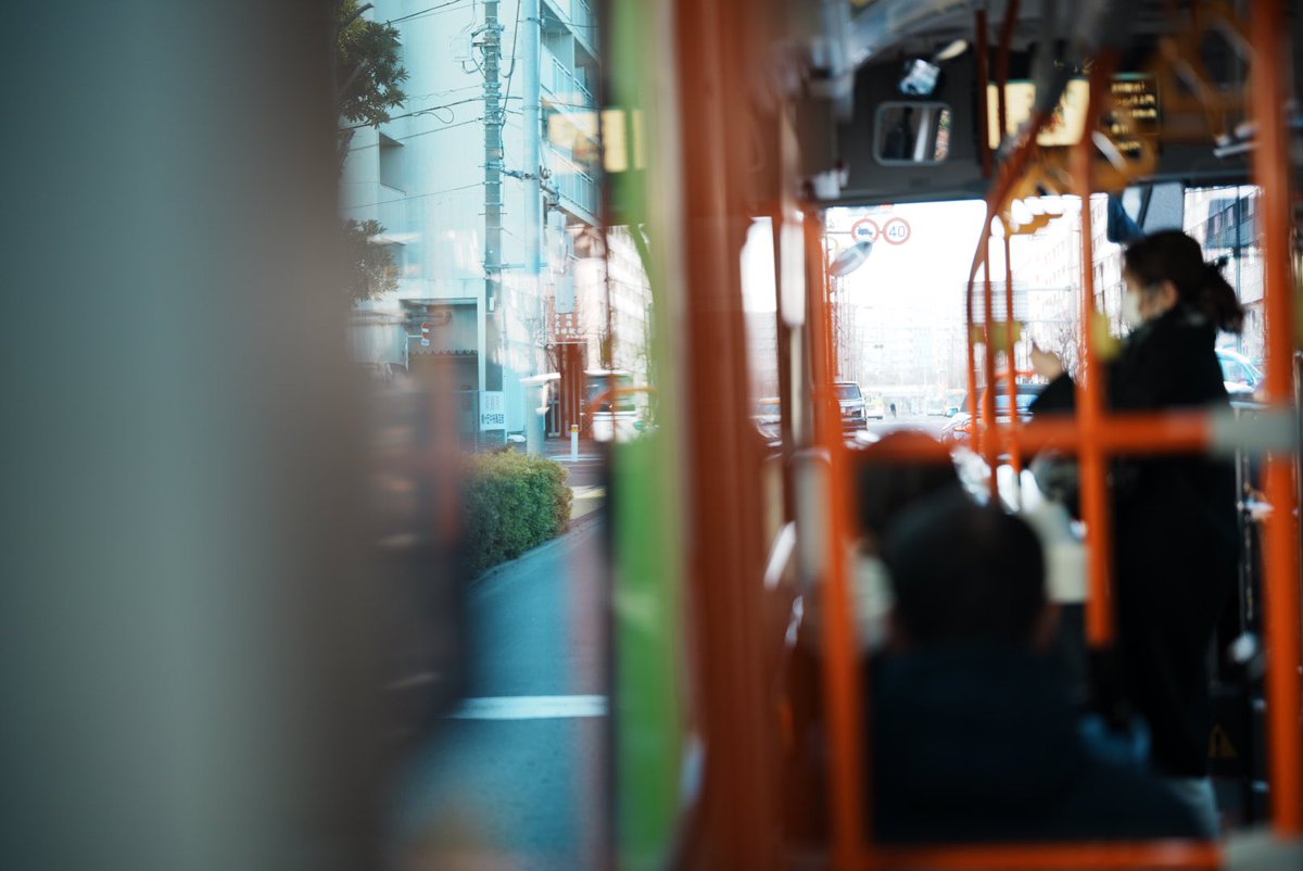 kurara7122's tweet photo. 50mm f1.2 GM 🚶散歩
#路線バス の旅。

このレンズ楽しいなぁ〜🤩

⭐️レビューも是非！！⭐️
　⇩
SONY FE 50mm f1.2 GM 
という「神レンズ」に浸る（実写レビュー）
https://t.co/6TMWwjyoNE…

#GOOPASS 
#sonygmaster #goopass #sony #gmasterlens #sonyfe50mmf12gm https://t.co/vxx75ZMxDL