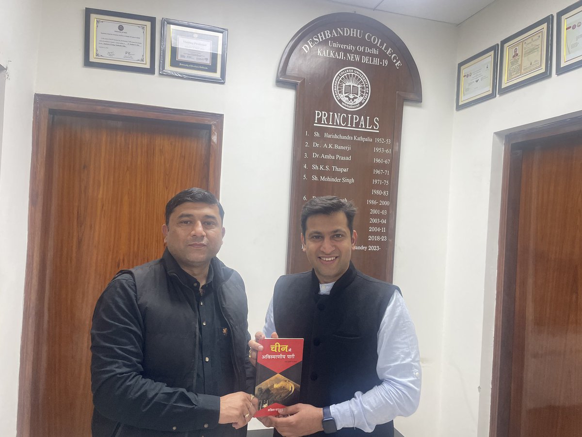 apsinghvisen's tweet photo. Well meaning discussion with Akhil Parasar @CGTNOfficial and some positive thoughts on #India #China relationships.

75 years of Diplomacy @China_Amb_India 

‘We need to move our relationship from inches to miles’ @narendramodi ji 

@UnivofDelhi @EOIBeijing @ChinaGSProject 🇮🇳🇨🇳🇮🇳 https://t.co/beLQ1rKmhN
