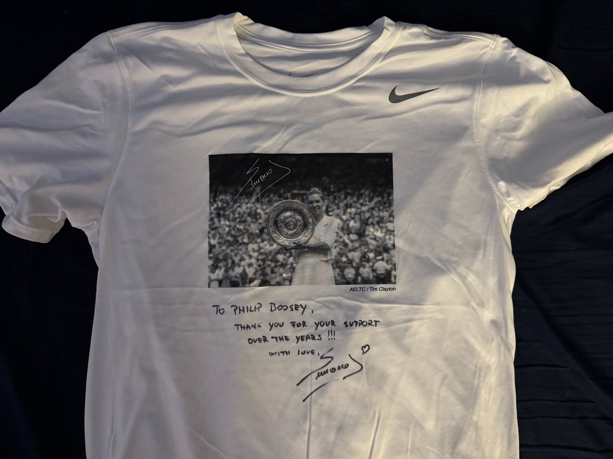 Today I got such a special gift! A few days before she went to play in Cluj, while messaging with Simona she asked for my address saying she wanted to thank me by sending me one of her rackets. Today it arrived and I am in tears.