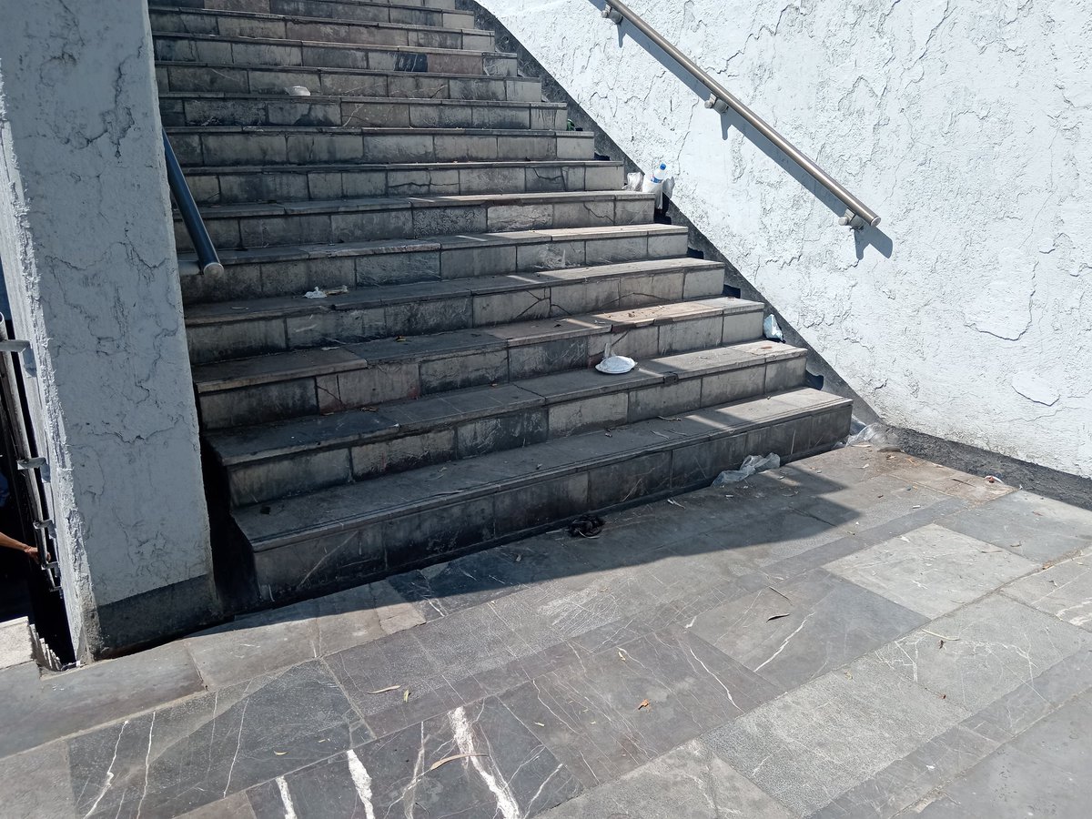 ircarmona's tweet photo. @MetroCDMX Estas fotos son de hoy el acceso Sur oriente sigue igual. Espero se le de atención y si no pueden dársela no mientan. https://t.co/ebEX4RtdCq