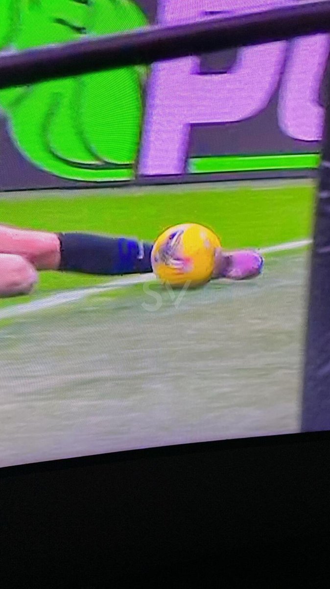 SpaceViola_Com's tweet photo. Il fermo immagine sul cross che ha poi causato l'angolo da cui l'#Inter è andata in vantaggio 📸

Era fuori? 🤔
#Fiorentina #SpaceViola https://t.co/9CuyrLHhuY