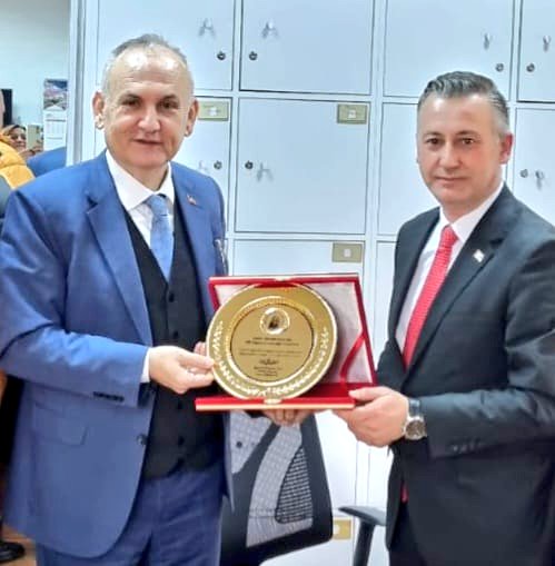 Borgaizplatform's tweet photo. İstanbul Vali Sn. Davut GÜL'ün  teşrifleri ile 6 Şubat deprem felaketinin anma programları kapsamında düzenlenen tatbikatta "Afet Acil Durum Ünitesi" de devreye alındı.

Gaziosmanpaşa Kaymakamı Sn. İskender YÖNDEN; projeye katkılarından dolayı Aytekin GÜLER'e plaket takdim etti. https://t.co/55SIDNDQc6