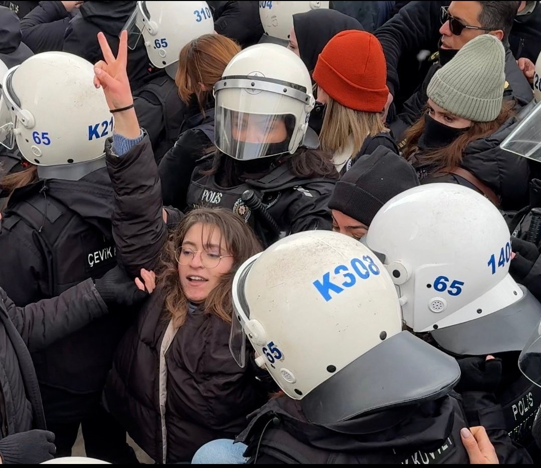 bejinginfo's tweet photo. Jın Jiyan Azadi devrimi’ tüm toplumu ardına veren kadının öncülüğünde geliştiği gibi kendini toplumun her alanına yayarak gerçek anlamına kavuşmasıyla başarıya ulaşacağı da kesinleşmiş gibi görünüyor.

Bilge 

Bugün Van'da kadınların eyleminden bir kare .✌️ https://t.co/rEOU6kl2Bp