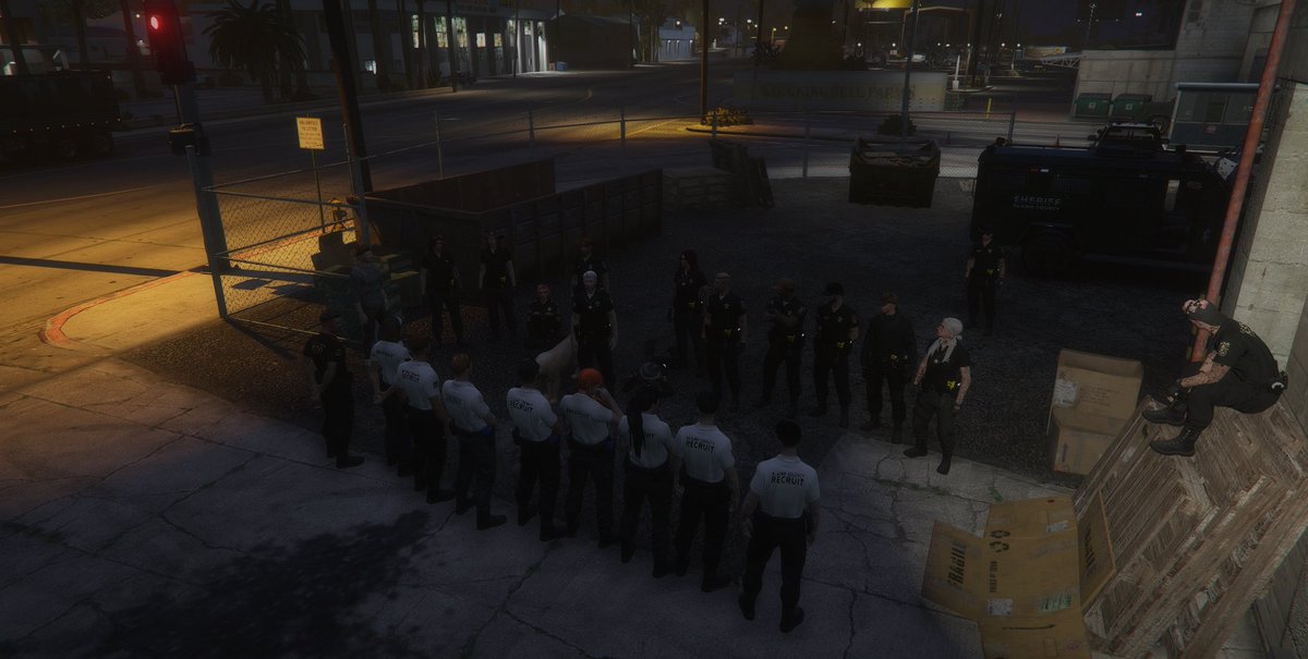 InfamesLEO's tweet image. Ahora que las academias pasaron, presume aquí a tu FTO quién te está enseñando (o te enseñó) a ser un agente de 10👇

Y sí, aceptamos a los abandónicos también 🤫