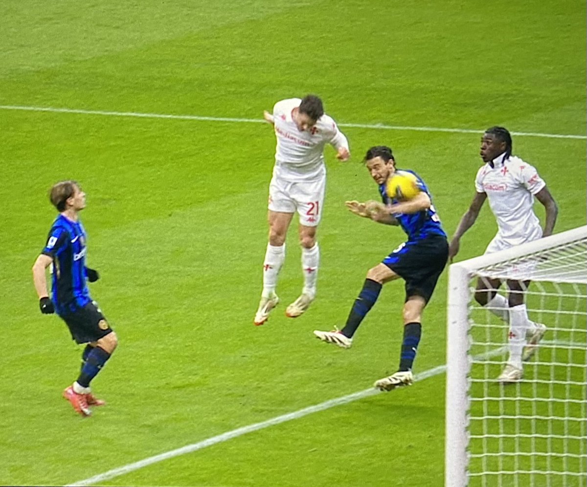 ZZiliani's tweet photo. Rigore.
Non rigore.
Non rigore.
Non rigore.
(Ce ne sono altri ma non ci stanno tutti).
Bel campionato no? https://t.co/7NuSVLjWRg
