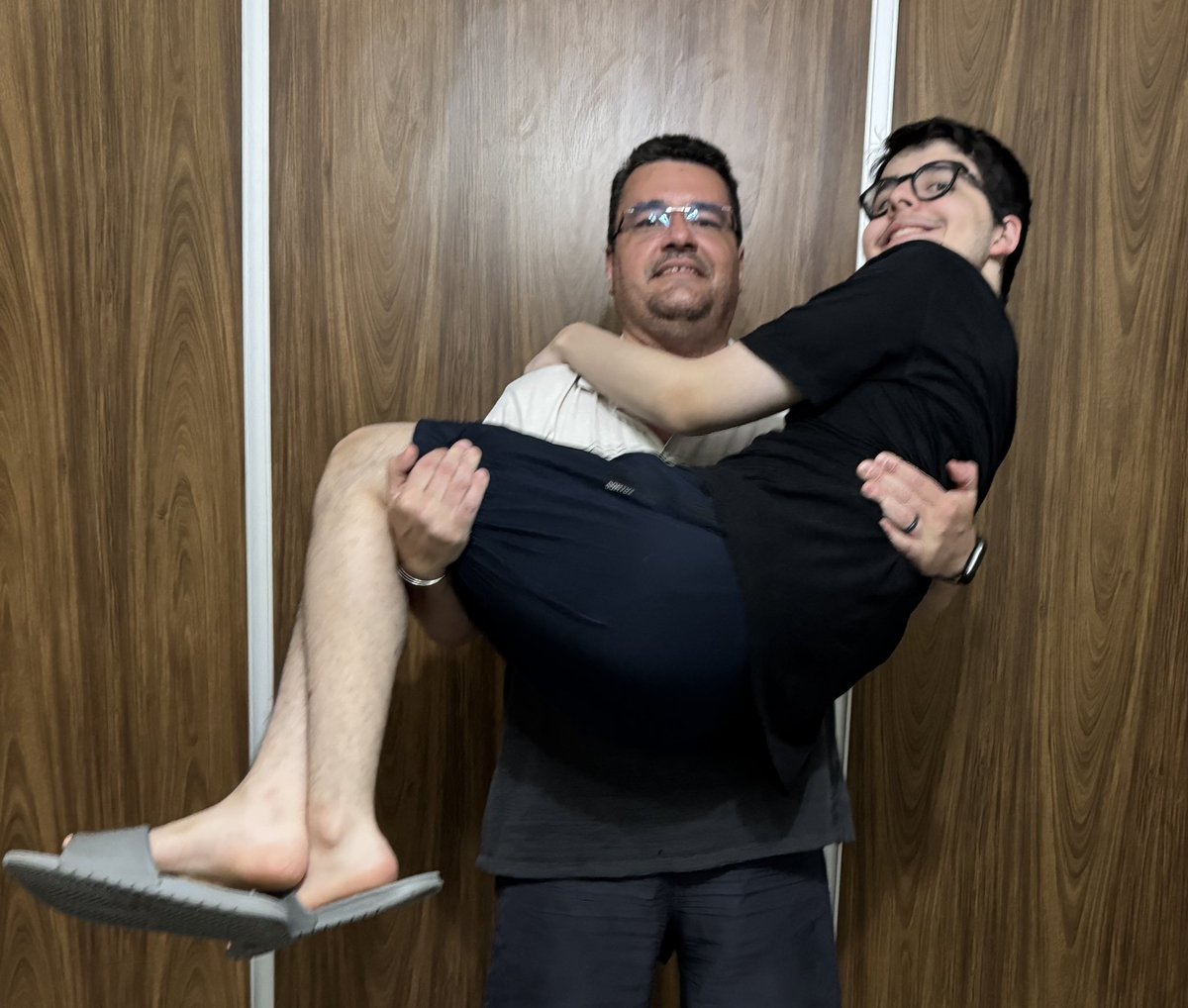 caco_borba's tweet image. “Semana passada” carreguei no colo a primeira vez… E hoje começa uma nova jornada, acho que a última que “carreguei” antes: tempo de faculdade! Vai lá, pequeno gigante! Que seja a bênção do Senhor sobre ti! Te amo, cara!

#cresceu #filhote #aindacarrego #faculdade