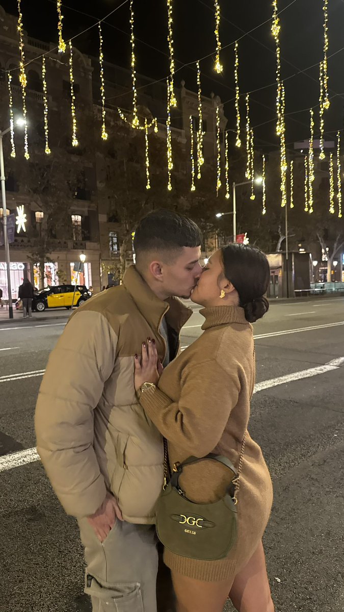 No viene al caso, pero esta semana hacemos un año juntos y quería compartir toda la felicidad y luz que me ha dado esta chica desde el día que la conocí. Quiero compartir la distancia que hay entre nosotros dos, exactamente unos 921 km, unas 8 horas de viaje que hacemos cada...