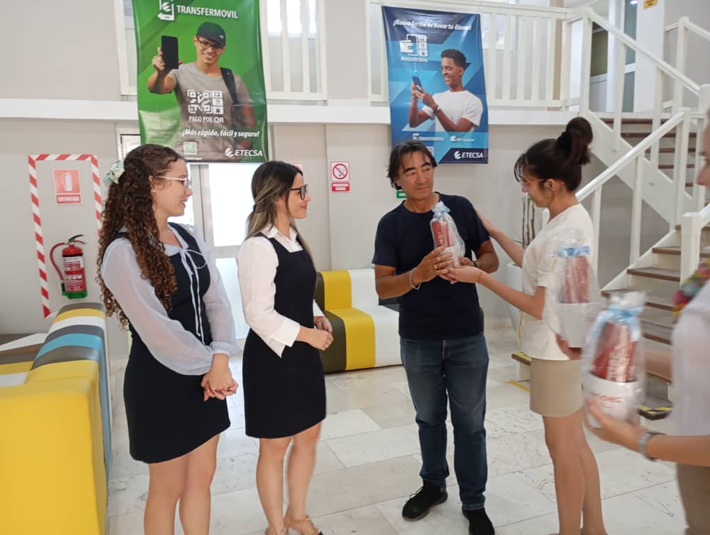 ETECSA_VC's tweet photo. Agradecidos🙏🏻 por el reconocimiento de la Dirección Provincial de @BandecVilla a @ETECSA_VC por el décimo Aniversario de #Transfermóvil.
Ustedes también son parte de este proyecto que ha beneficiado a más de 5.4 millones de🇨🇺
#UnidosXCuba 
#10AñosJuntos🤝 https://t.co/OS6dI7hYuJ