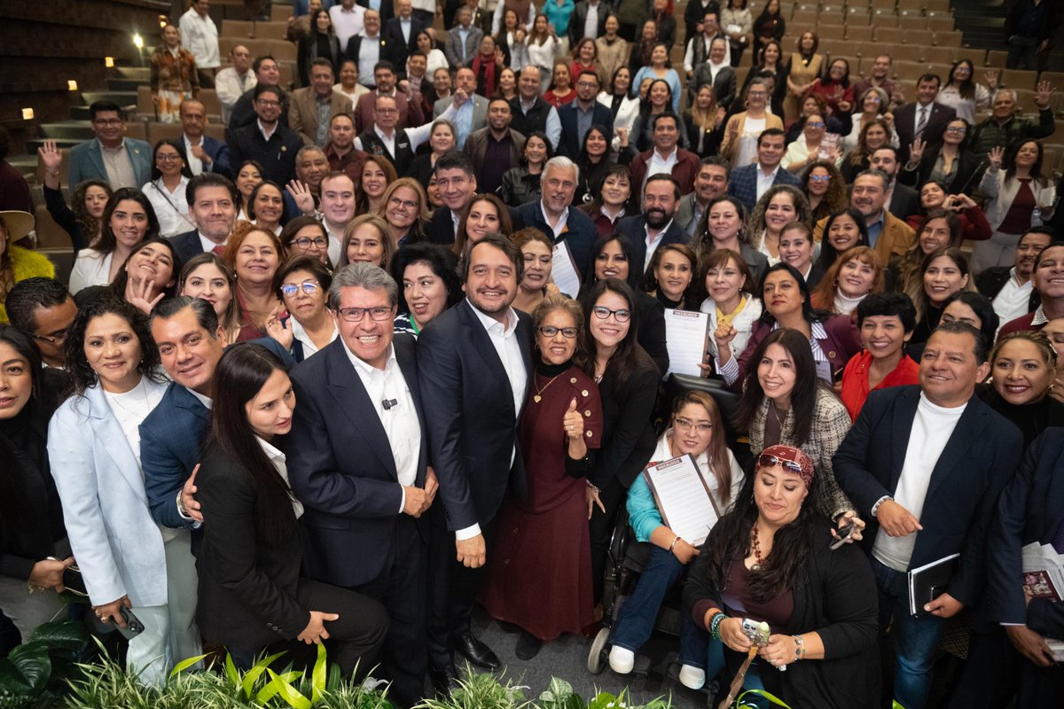 PartidoMorenaMx's tweet photo. Nuestra dirigencia participó en la segunda reunión plenaria de #Morena en la Cámara de Diputados, reafirmando el compromiso con nuestros principios de unidad y coordinación. 

La secretaria General, @CaroRangelG, destacó el avance en la firma de los Decálogos para Autoridades Emanadas de Morena e hizo un llamado a mantenerse en territorio, siempre cercanos al pueblo.  

Por su parte, el secretario de Organización, @amlopezbeltran, subrayó la importancia de democratizar el partido y fortalecer la participación ciudadana con la meta de afiliar a 10 millones de mexicanas y mexicanos.