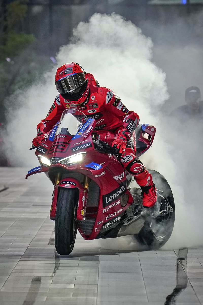 Swinxy's tweet photo. La presentación de MotoGP 2025 dejó esta impresionante foto de Marc Márquez!! https://t.co/tKm0PdloMm