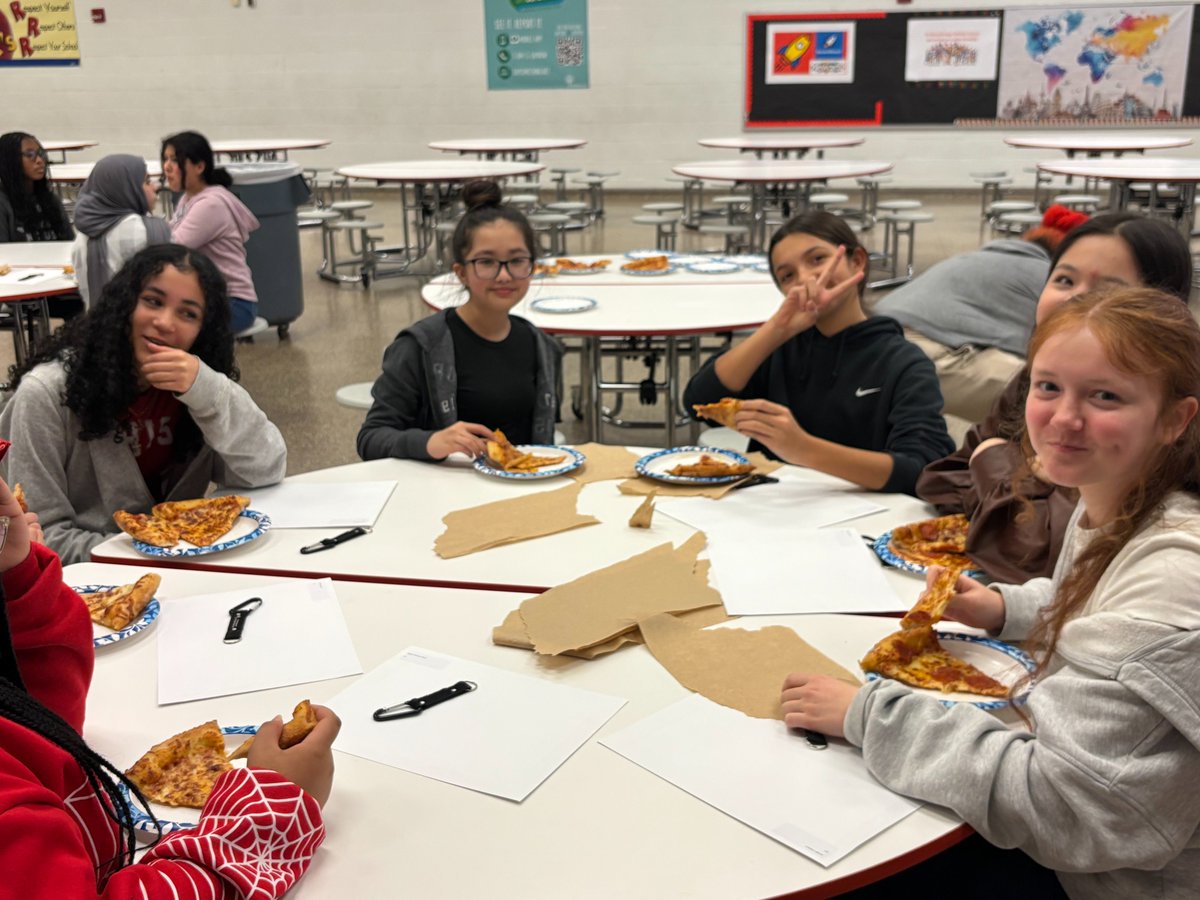Mrs. Moore congratulates the Principal's Honor Roll students with certificates, key chains, and pizza!  Congratulations students, we are proud of you!👋