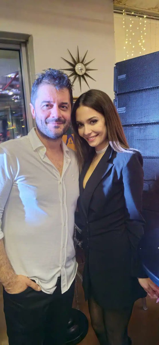 seriesturcasdtb's tweet photo. O amor surgiu no set da série #Yelda
O diretor da série vertical Yelda, cuja primeira temporada terminou na semana passada, #OsmanKaya e a atriz principal #SelinIşık estão apaixonados. https://t.co/uMnO5lWjxs
