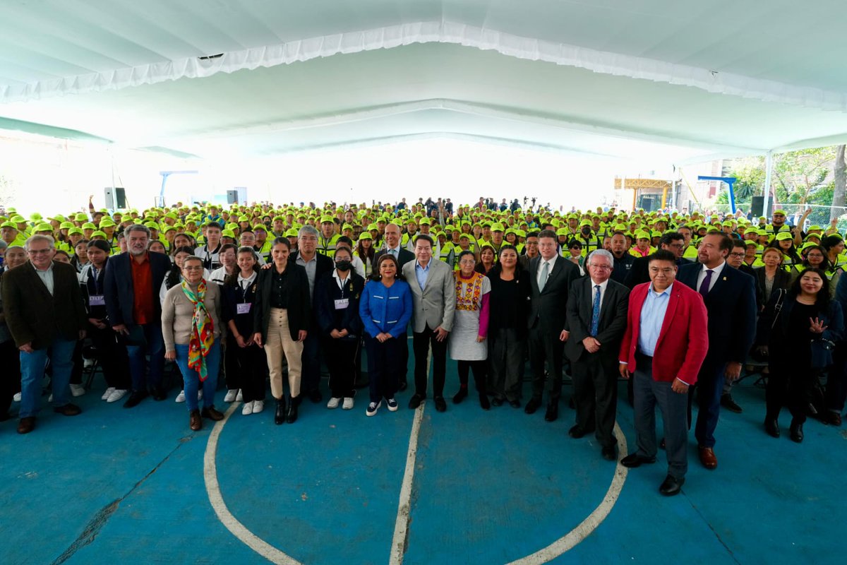 SEP_mx's tweet photo. #TuSecretarioInforma🗞 | Al acompañar a la Jefa de Gobierno, @ClaraBrugadaM, en la presentación del Programa de Auxilio Escolar, el maestro @mario_delgado señaló que su objetivo es que las y los estudiantes tengan un traslado seguro entre la escuela y su hogar.🛡🏠🏫

🔗Conoce más: https://t.co/lqoTMPJCKh
