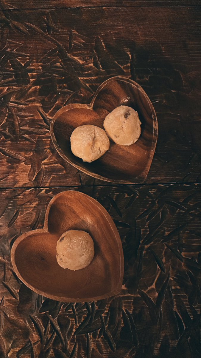 “Êvar e
Baran hûr hûr dibare
Tenê me
Na, ne tenê me”