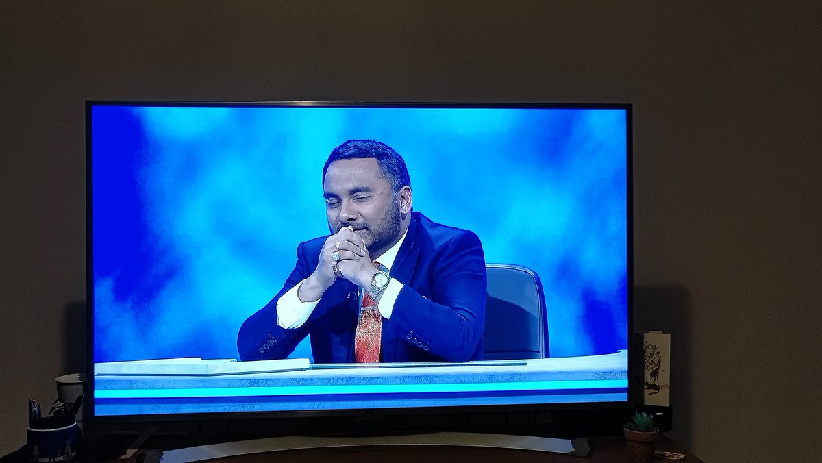Bobby_Seagull's tweet photo. No spoilers but... TV quizzing at its most astonishing.

#UniversityChallenge knocked it out of the park and raised my heart rate significantly.

Lovely camaraderie between teams shaking hands at the end. This supportive environment is something @amolrajan has fostered 👏🏻 https://t.co/D5gOUoaLDB