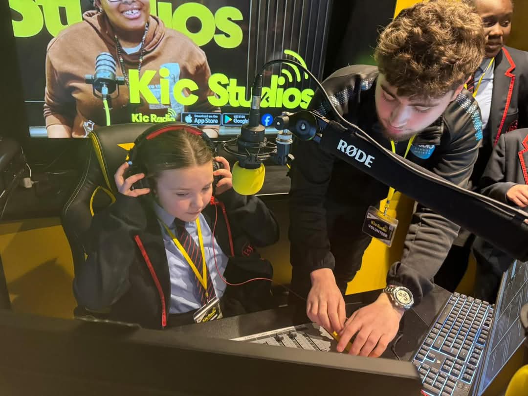 Today, we had the pleasure of welcoming Busill Jones Primary School to KIC Studios!

Ten incredible students, all anti-knife crime ambassadors, joined us alongside their teachers, West Midlands Police, and Mark Brindley from The James Brindley Foundation.

During their visit,