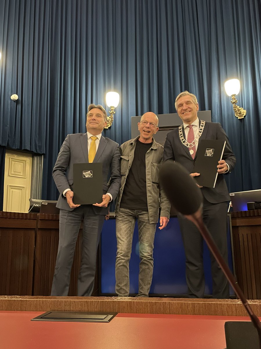 Rik Jongbloed uit Leeuwarden schreef een boek over de historie van het indrukwekkende Gerechtsgebouw aan het Wilhelminaplein. Samen met de president van het gerechtshof Arnhem - Leeuwarden, Eddy Bongers, nam ik het eerste exemplaar in ontvangst.