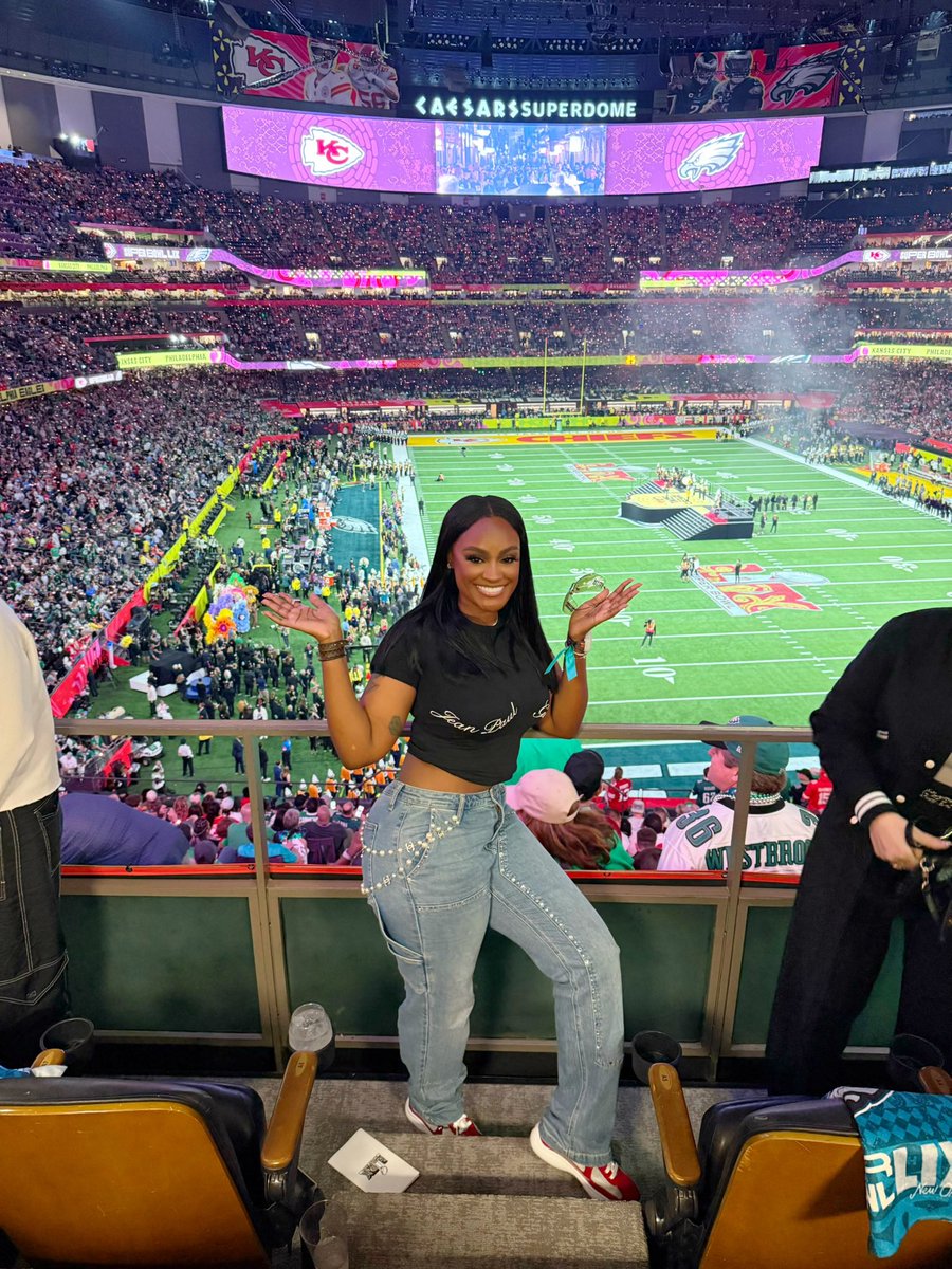 missrodriguex's tweet photo. Super Bowl in my city ⚜️❤️ #SuperBowl https://t.co/q5ZVoex0S4