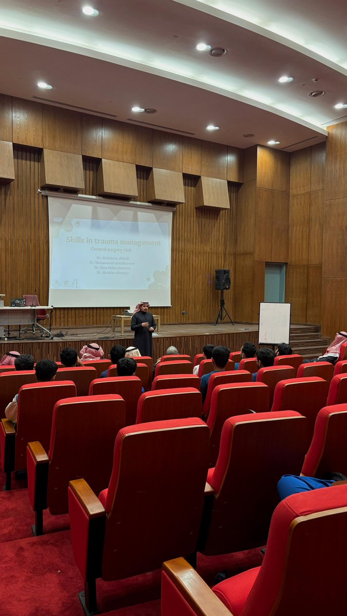 قام نادي الجراحة العامة التابع لـ #الملجس_الطلابي في #كلية_الطب بتنظيم ورشة عمل بعنوان "Skills in Trauma Management"، بحضور نخبة من الأساتذة الجراحين في الكلية وعلى رأسهم رئيس قسم الجراحة، د. عبدالله المنيفي. شكرًا لكل من شارك وساهم في إنجاح هذا الحدث!