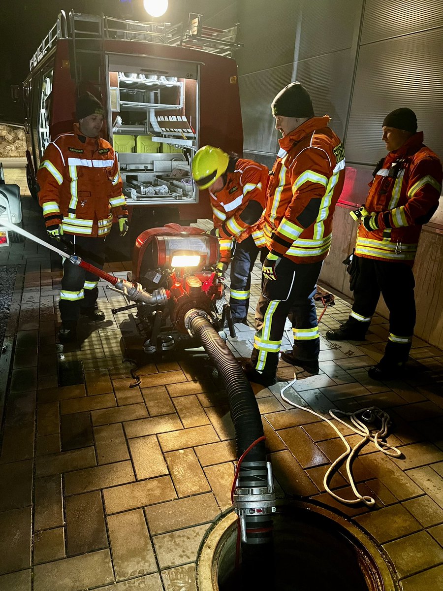 FBraunsbach's tweet photo. Übung der Maschinisten der #FFW #Braunsbach der Abteilung Mitte. Wir übten die Wasserentnahme, Bedienung  der Pumpen und TS 8 Bedienung. #FFW #LF16 , #LF8, #TS8 https://t.co/5UjfHx7Ilk