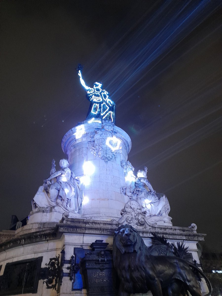 Nous étions très nombreux ce soir place de la République à Paris et dans les grandes villes de France pour fêter le non anniversaire 🎂 de la loi du 11 février 2005. 20 ans après il reste tant à faire ! Compensation en berne, recul Accessibilité,Mdph en difficulté !