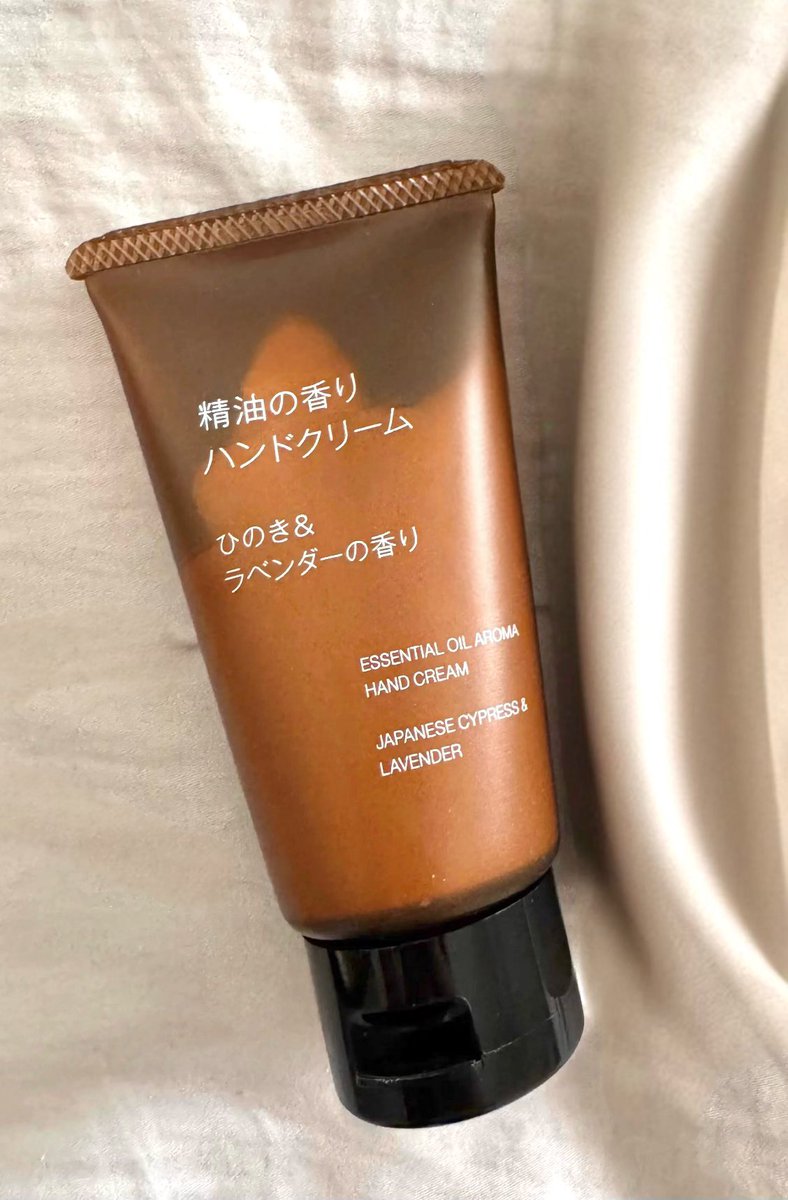 totalscore0307's tweet photo. 無印のボディソープがAesopにそっくりって話だけど、実はハンドクリームもある。使うたびAesopのあのいい香りしてほんと落ちつくし、しっかり保湿されて手のツヤツヤ維持できてるのマジこれのおかげ…。名品です。無印ほんとありがとう https://t.co/UDCSqvaV6I