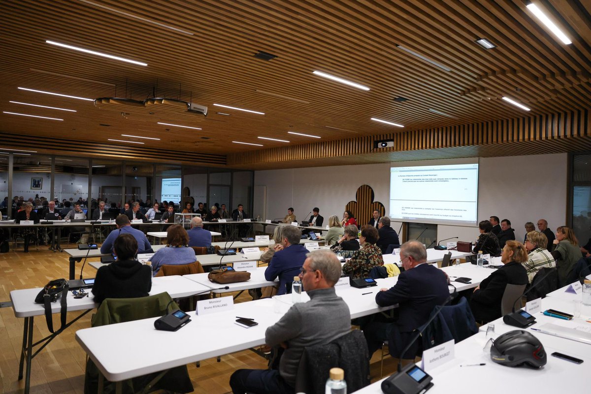 YannickMOREAU's tweet photo. Séance de Conseil municipal particulièrement émouvante ce soir.
Nous étions réunis pour élire le 1er adjoint qui succèdera à Armel Pécheul.
Nicolas Chénéchaud a su rassembler les votes unanimes des élus de la Majorité municipale, et même au delà. Félicitations !
Il avait ma totale confiance, il a désormais celle du Conseil municipal.
S'ouvre une étape de transmission. Le moment venu, il fera un très bon maire. Il a les compétences, l'envie et l'énergie.
Il est amoureux des Sables d'Olonne, déterminé à préserver notre petit paradis et à servir les Sablais.
"En avant" aurait dit notre cher Armel.