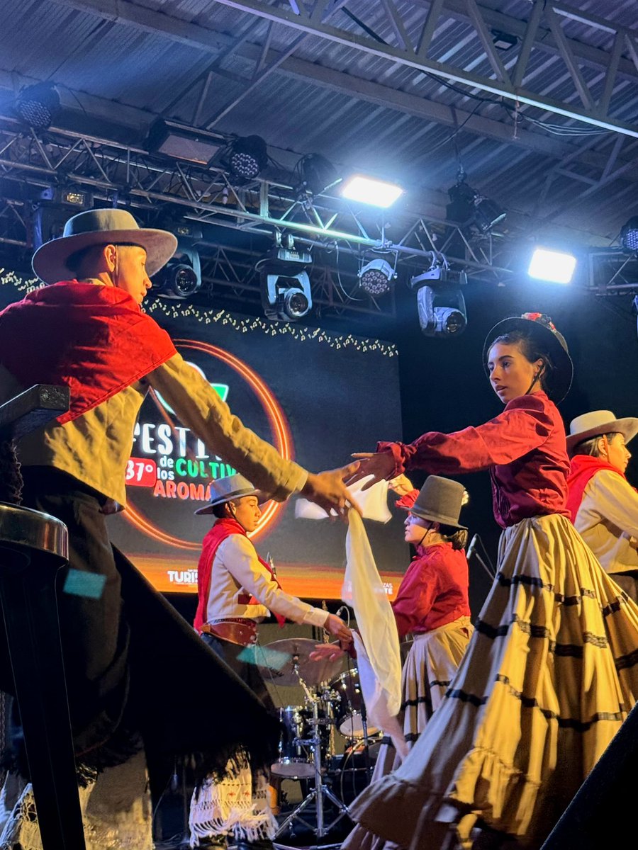 San Pedro y su esencia en cada aroma 🌿✨ Vivimos el 37° Festival de los Cultivos Aromáticos , una celebración que enaltece el trabajo de los productores y la identidad de esta tierra. Junto a la intendente Silvina Cabezas , compartimos una jornada donde tradición, cultura y