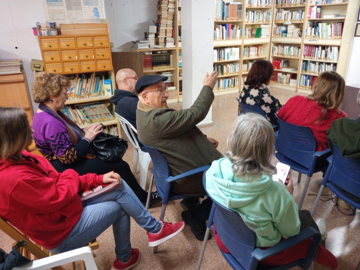 Tastaolletes_'s tweet photo. Fins i tot van despertar records d'infantesa vinculats al lloc dels fets.  Sempre és un goig dur literatura al poble, ja siga amb presentacions, amb les tertúlies del #TastaLlibres, amb exposicions... això és #Tastaolletes.  @LlibresFrontera https://t.co/IwDsUdAWP3