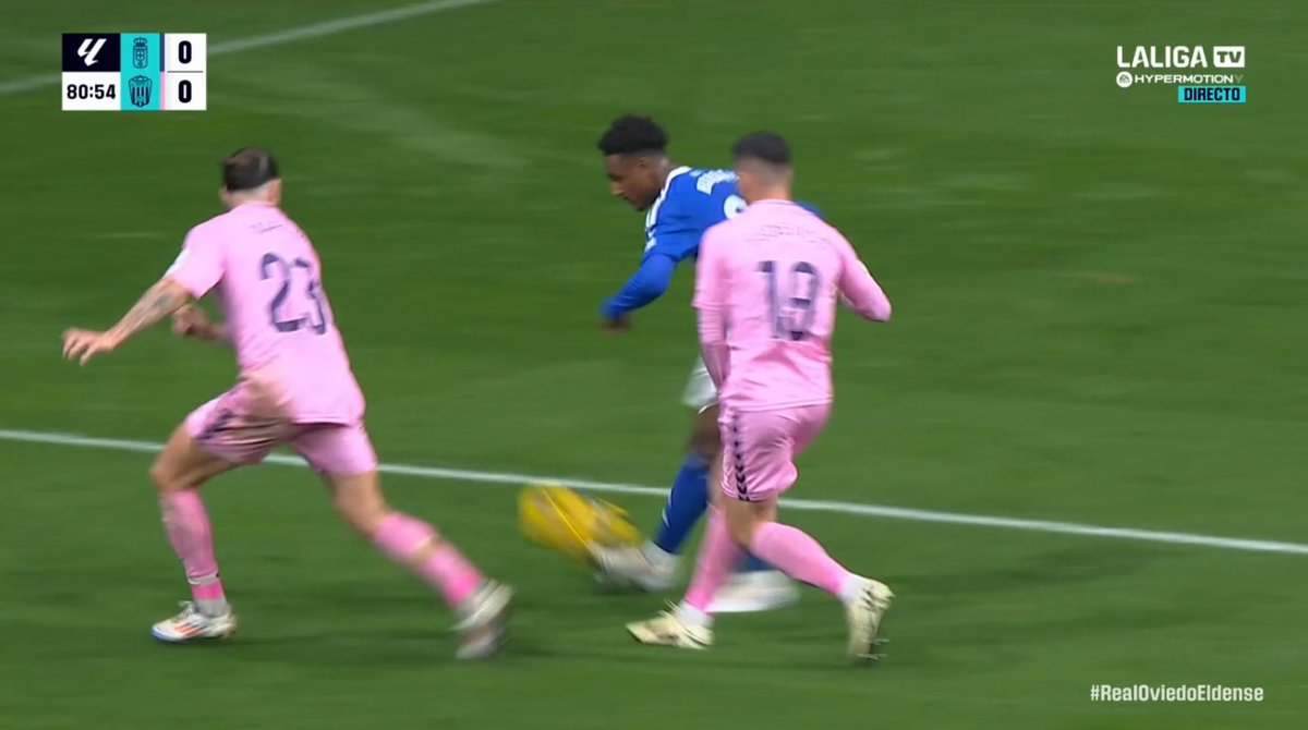 ArchivoVAR's tweet photo. 🖥️💥 El Real Oviedo se vio perjudicado por el cruce de cables de Arcediano Monescillo.

👉🏻 Marc Mateu desvía el balón con la mano abierta y ocupando un espacio.

❌ ES PENALTI.

▪️ El manchego, tras ser avisado por el VAR, se inventó una infracción previa inexistente. https://t.co/ijz9C52ard