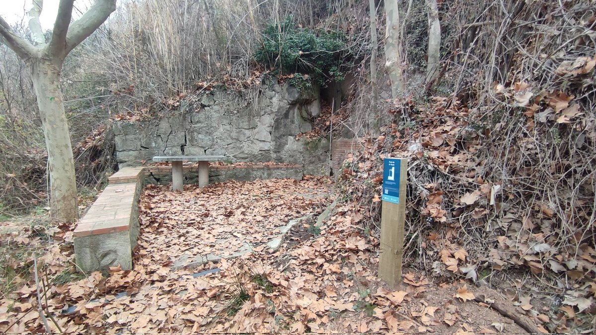 Associacioveins's tweet image. L'Associació de Veins de Cal Prat continua fent la neteja de fulles caigudes i el manteniment de les escales i caminet del costat de la Font de la Teula. 🍂🧹⛲