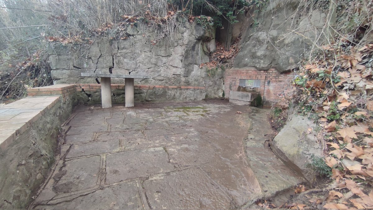 Associacioveins's tweet image. L'Associació de Veins de Cal Prat continua fent la neteja de fulles caigudes i el manteniment de les escales i caminet del costat de la Font de la Teula. 🍂🧹⛲