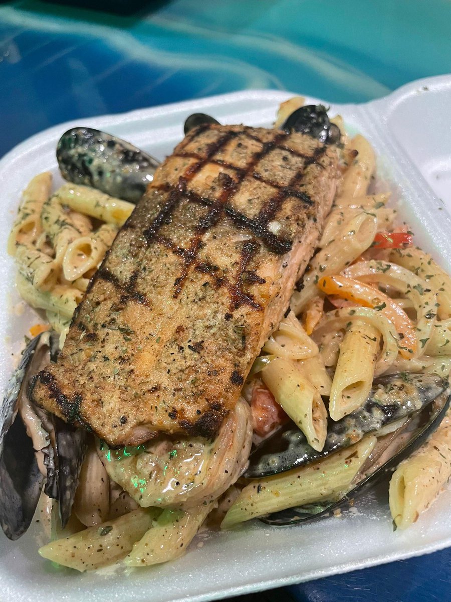 Cajun Seafood Pasta Mussels,  Shrimps, N Salmon with garlic bread.