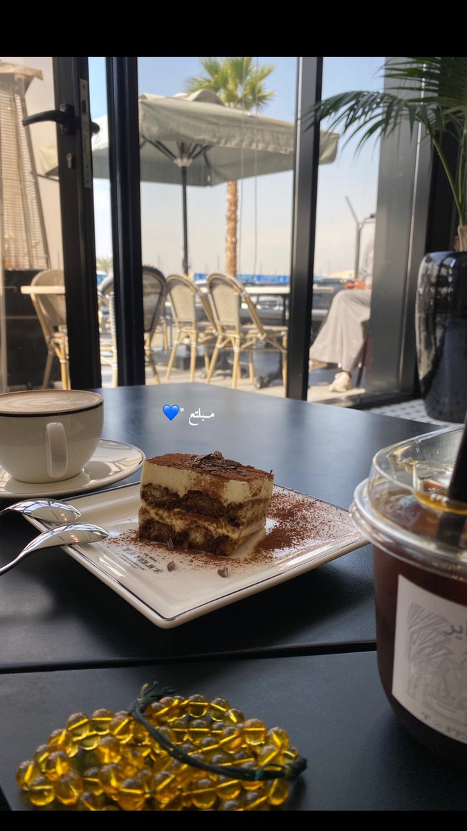 عودت نفسي مااتحسف على شي
لأن العمر مايحتمل للحسايف

بعيش لحظات الفرح دامني حي
وبزرع الضحكة بجرد الشفايف

ولاألحق الهقوات شي ماهو لي
ولاعدت أناأجزع من فراق الولايف

إن غاب غالي بالحزن باخذ شوي
أيام وتروح علومه طرايف

وموصي قلبي لاشفت الخطا عي
أمّا تعدلها أو تصد عايف 

#حمد_السعيد