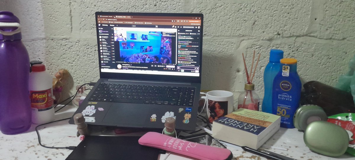 limeandmagenta's tweet photo. @harrynotaverage #averageroom
Not proud but https://t.co/2W8KsI4WQU