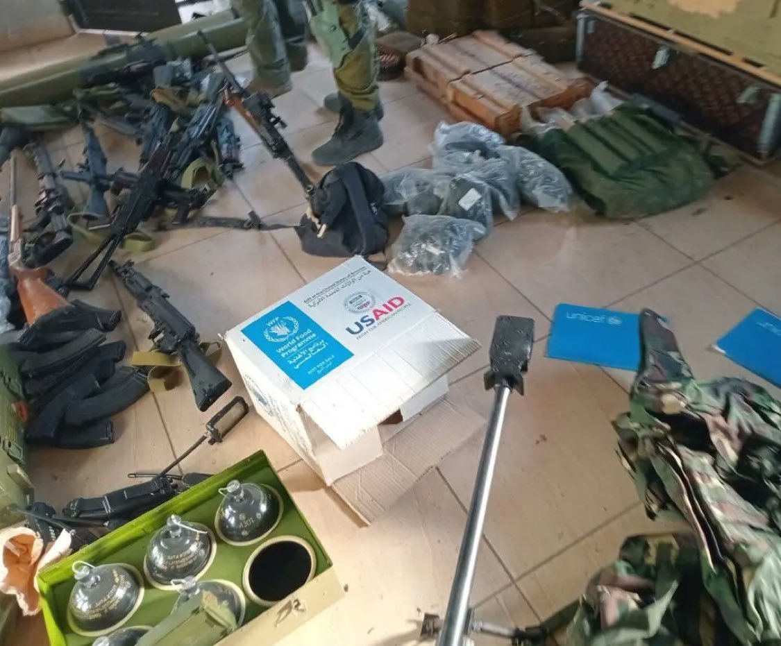 luan_crypto's tweet photo. Material da USAID encontrado junto de apreensões feitas de armamentos do Hezbollah.

Não vai precisar fazer muita força para achar dinheiro e doações da USAID para o grupo que, agora é o novo governo da Síria que, em essência é uma organização terrorista 'convertida para o bem', pode apostar.
(@SaindodaBolha)