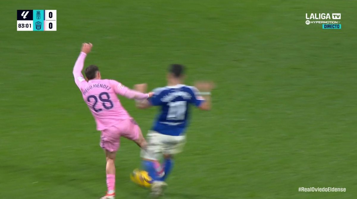 __STELIOS_'s tweet photo. Para no pitar un penalti a favor del Oviedo, el VAR se fue 30 segundos atrás y pitar una falta en contra del Oviedo en la que hacen falta a Colombatto. Lo de hoy va a ser difícilmente superable. Recordemos que el árbitro de la jornada anterior está en la nevera por otro robo. https://t.co/sKiBbwvr3f
