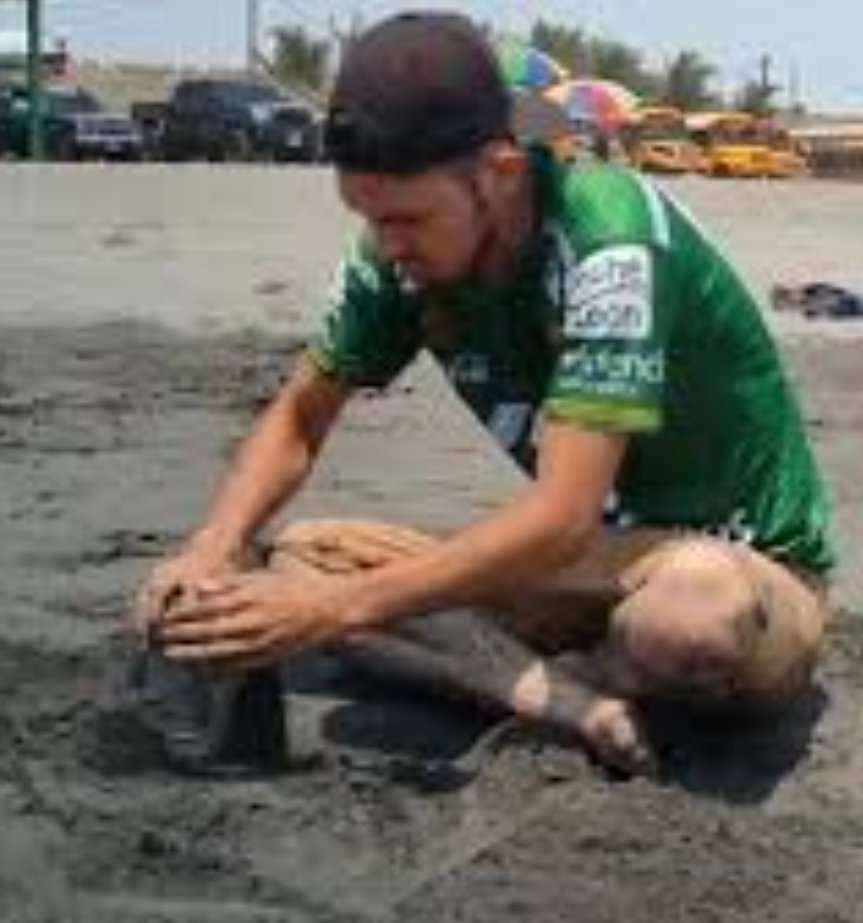 Montoya mientras sus compañeros ven sus imágenes #LaIslaDeLasTentaciones8