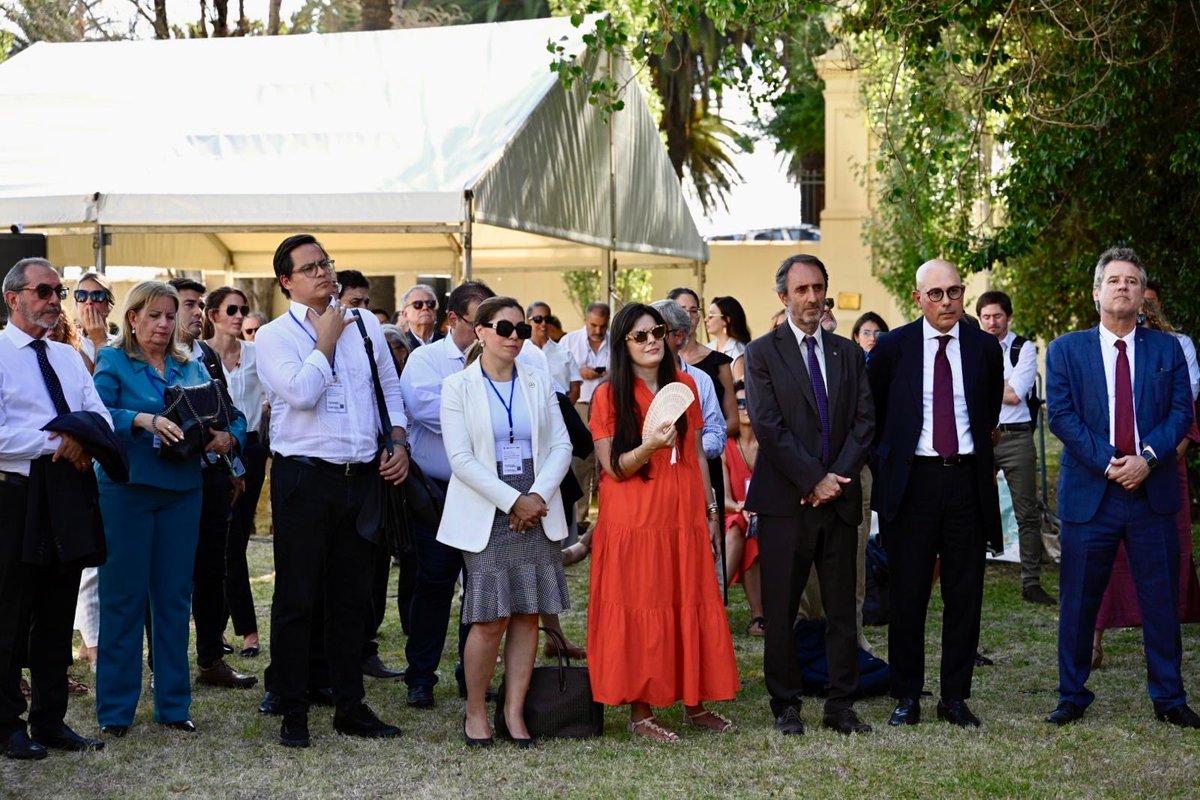 pdasilve's tweet photo. Hoy tuvimos la alegría de dejar oficialmente inauguradas las oficinas de IESALC/UNESCO en el edificio del Mercosur, en la rambla montevideana. Un proceso de dos años culmina exitosamente. Trabajamos por un sistema universitario más abierto al mundo y un UY referencia regional. https://t.co/FZrtW8svhx