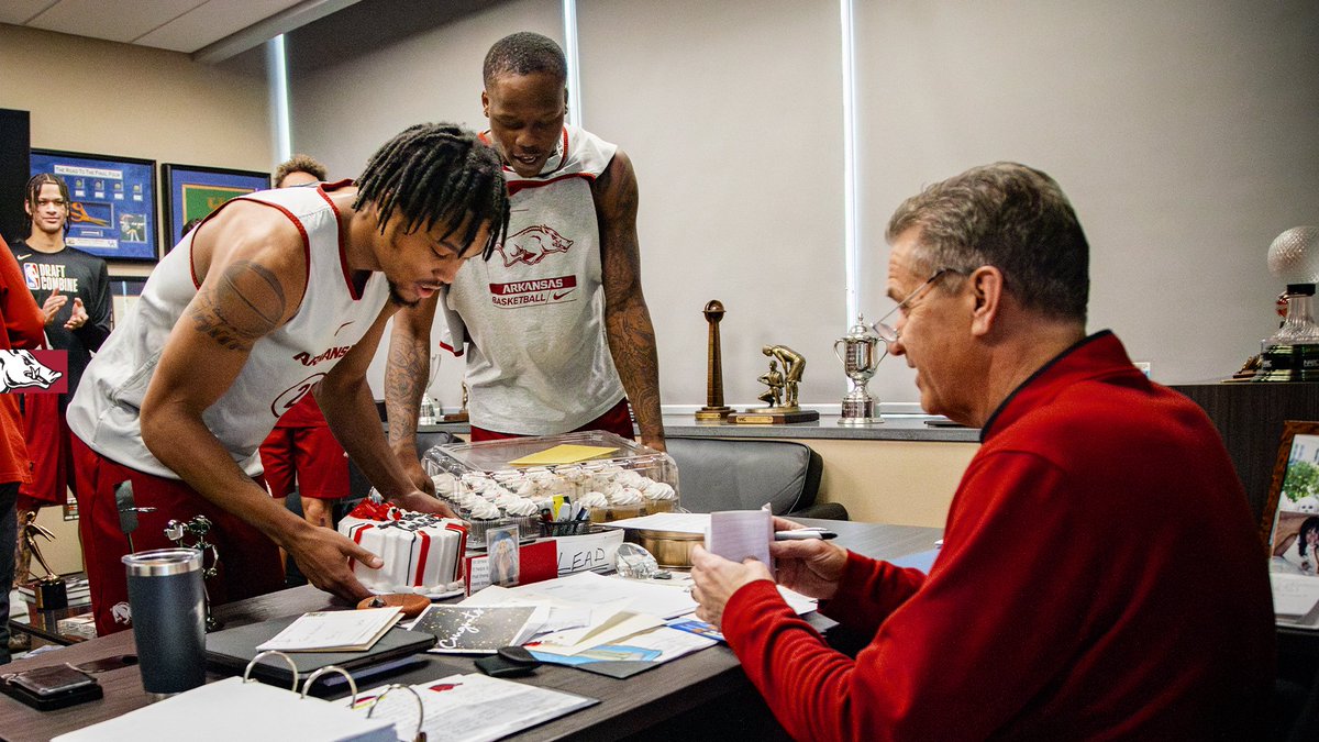 RazorbackMBB's tweet photo. 🎶 Happy birthday to youuuuuuu 🎶 https://t.co/kp9da3EwAN