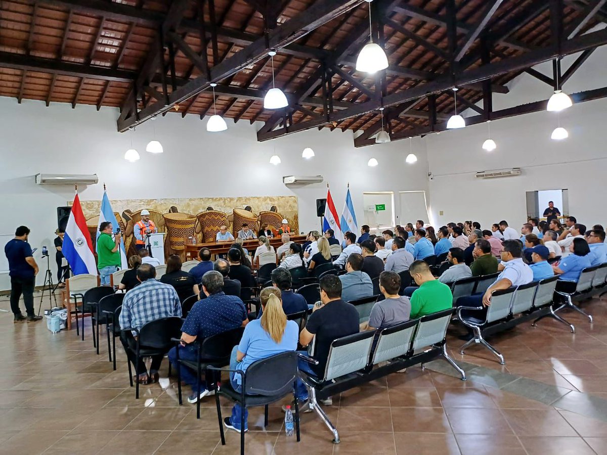 Sinafocal's tweet photo. 👨🏻🎓 Formación que apunta al bienestar de los trabajadores de la Entidad Binacional Yacyretá - EBY en la ciudad de #Ayolas y sede hidroeléctrica 📍 del departamento de #Misiones.
👏🏻 Celebramos la apertura del curso «Salud y Seguridad Ocupacional (Categoría C)», con una carga horaria de 200 horas. 👷♀️👷
🔹 140 participantes comienzan esta formación para fortalecer sus habilidades en el ámbito laboral. 🙌
🏛️ El acto se realizó en el Salón Auditorio, con la presencia de directivos como el Ing. Paulino Aguayo, representante de la Jefatura Técnica; el Lic. Marcos Martínez, de la Jefatura de RR. HH. del sector de Capacitación y Pasantía; la Sra. Nelly Servín, jefa de Salud, Higiene y Medicina del Trabajo de RR. HH.; el Arq. Francisco Cabrera C., director de Gestión de Proyectos de Salud y Seguridad Ocupacional del SINAFOCAL; y la instructora Lic. Tatiana Caballero, del SINAFOCAL.
🏅 Este lazo interinstitucional se da gracias a las oportunidades impulsadas por el #GobiernoDelParaguay. 🇵🇾