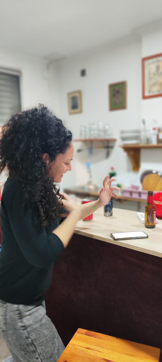 lacomparsadx's tweet photo. Seguimos ensayando y como no puede faltar nuestra Alicia. Nos seguimos preparando para los concursos que tenemos y sí, también vendrá con nosotros porque ella con sus manos canta y nos regala toda su sapiencia.
#DesdeMiMundo
#LaComparsaDX
#Carnaval2025 https://t.co/7cAZl3m6Uj