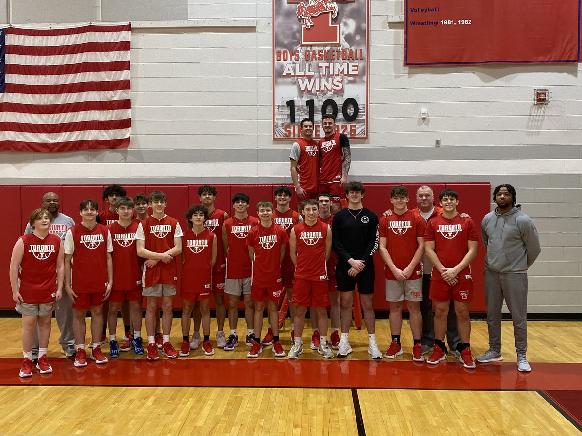 Toronto_Hoops's tweet photo. Win #1100
Toronto Basketball
 EST. 1926
Continue the Tradition Family!!!
@RedKnightAthlet 
@RMetzgerWTOV9 https://t.co/6jhlxQpf87