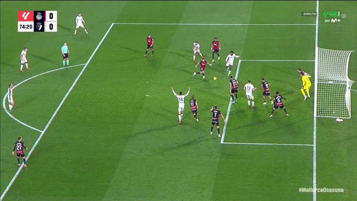 ArchivoVAR's tweet photo. 🖥️💥 El VAR dejó pasar un penalti en el Real Mallorca - Osasuna.

👉🏻 Maffeo intercepta el balón con el brazo extendido y ocupando un espacio dentro del área.

❌ ES PENALTI.

▪️ La clave de la acción es que Maffeo abre el brazo ante el paso del balón. https://t.co/FW4npmoO0W