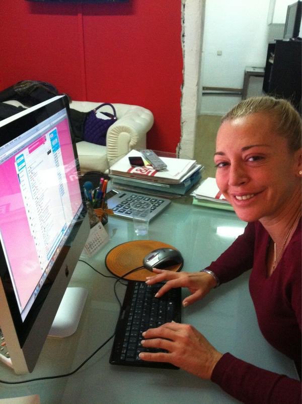 El de producción comprando los billetes de avión para Simone en cuanto fue nombrado 

#LaIslaDeLasTentaciones8