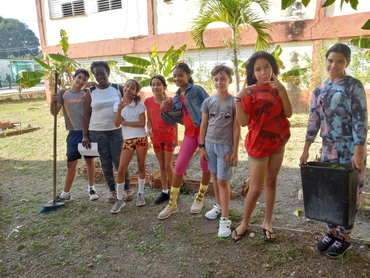 Alumnos de 6to grado, realizan su formación laboral.
#DGERanchuelo <a href="/camilovive9/">camilo cienfuego</a>
 <a href="/CubaMined/">MINED</a>  <a href="/coralia_saez/">Coralia Ruiz Sàez</a> <a href="/FarinaEstevez/">Yoandry Fariña Estévez</a> <a href="/Dme_Ranchuelo/">DME RANCHUELO</a>  <a href="/MenendezRiveros/">Carlos Rivero Menéndez</a> <a href="/dpevillaclara/">DGEP Villa Clara</a> <a href="/Yamilet50088609/">Yamilet Herrera</a>