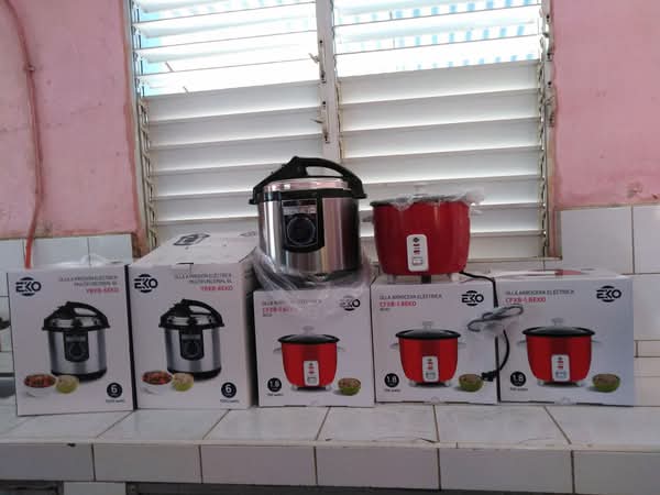 IrisQui98294692's tweet photo. #TVYumuri.A pesar de la situación económica #Cuba prioriza a instituciones de #Salud como el Hogar de Ancianos "Gilberto Espiñeira" de #ColonEnVictoria.Entregan nuevos equipos de cocción para mejorar las condiciones de trabajo en la elaboración de alimentos a los ancianos. https://t.co/uLHfzHPJc6