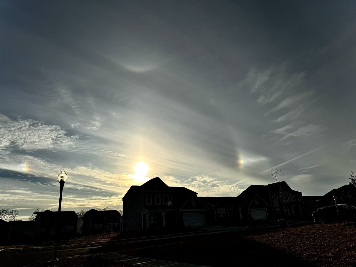 BritleyRitz's tweet image. Circumhorizontal arc! In Huber Heights, Ohio. @StormHour @AChaneyWHIO @NickDunn_WX @whiotv